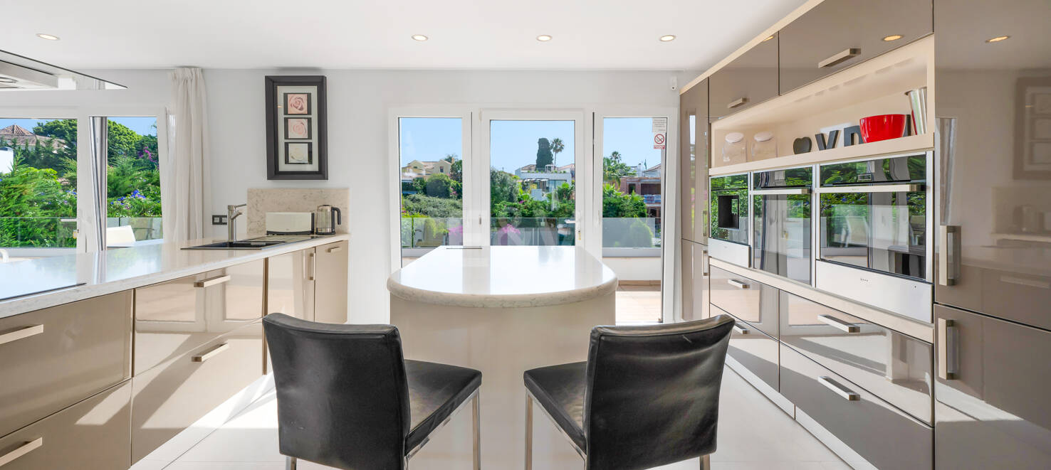Beautiful 8-Bedroom Beachside Villa - Perfect Family Residence with Excellent Rental Potential