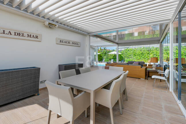 Vacker 8 sovrum Beachside Villa Perfekt familjebostad med utmärkt uthyrningspotential