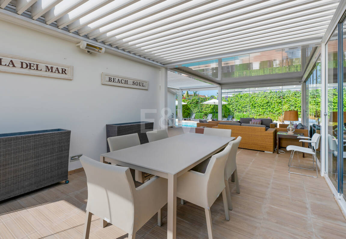 Vacker 8 sovrum Beachside Villa Perfekt familjebostad med utmärkt uthyrningspotential