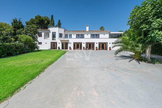 Vacker 8 sovrum Beachside Villa Perfekt familjebostad med utmärkt uthyrningspotential