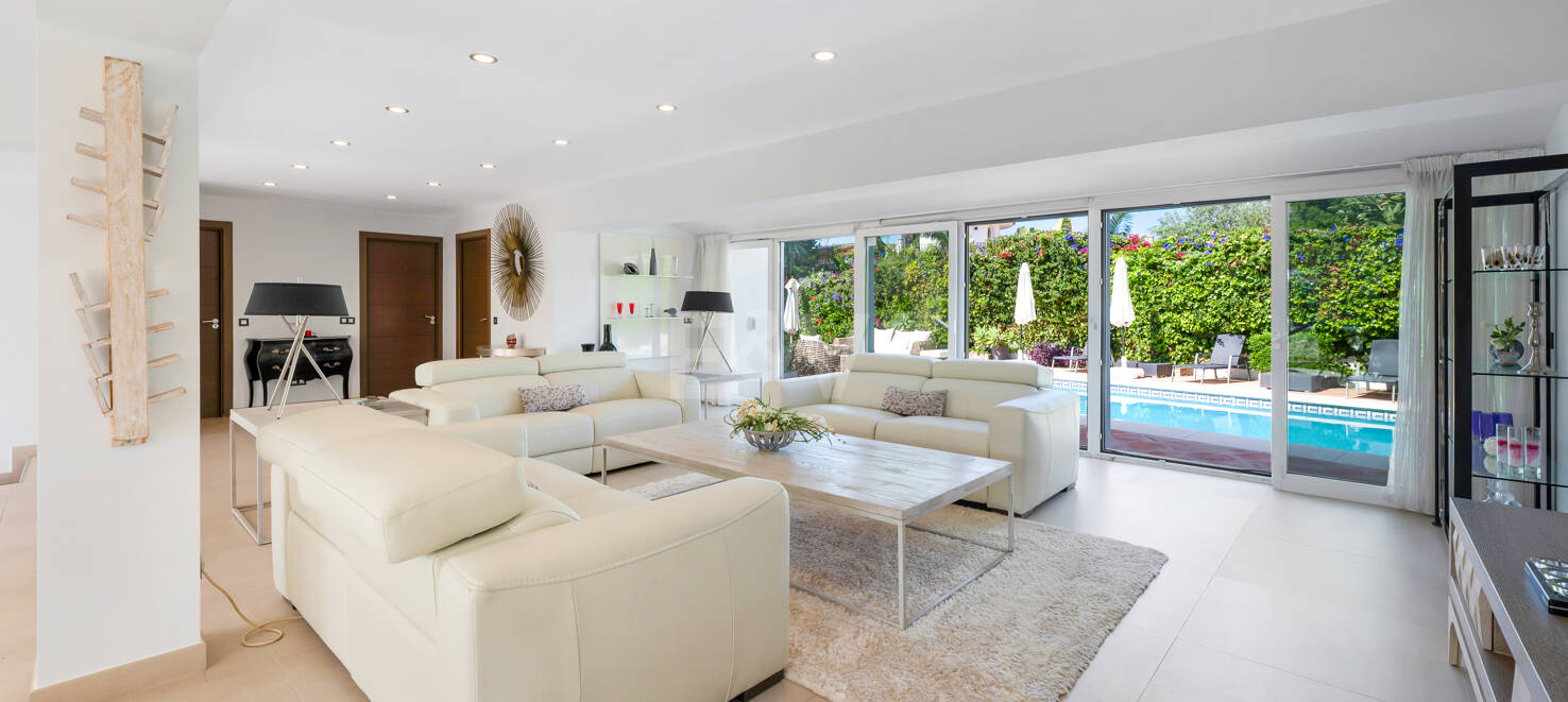 Beautiful 8-Bedroom Beachside Villa - Perfect Family Residence with Excellent Rental Potential