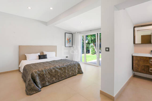 Vacker 8 sovrum Beachside Villa Perfekt familjebostad med utmärkt uthyrningspotential