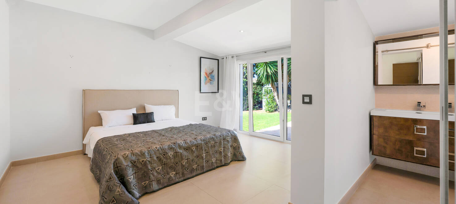 Beautiful 8-Bedroom Beachside Villa - Perfect Family Residence with Excellent Rental Potential