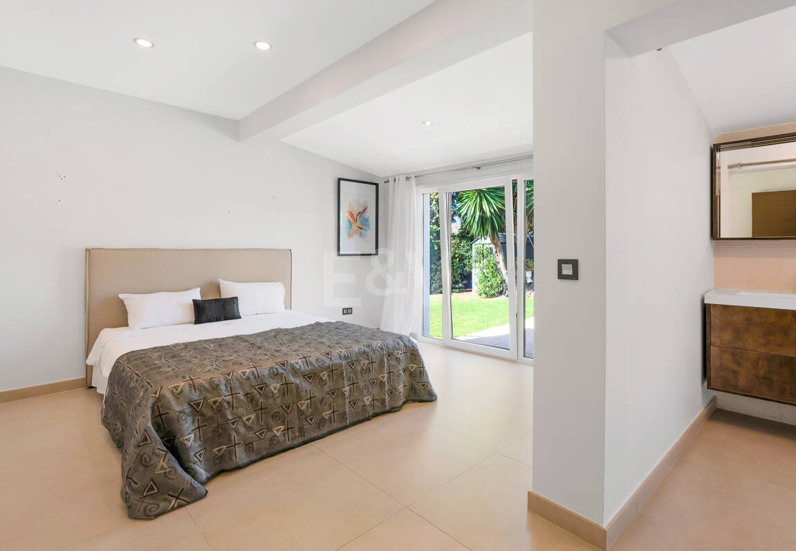 Vacker 8 sovrum Beachside Villa Perfekt familjebostad med utmärkt uthyrningspotential