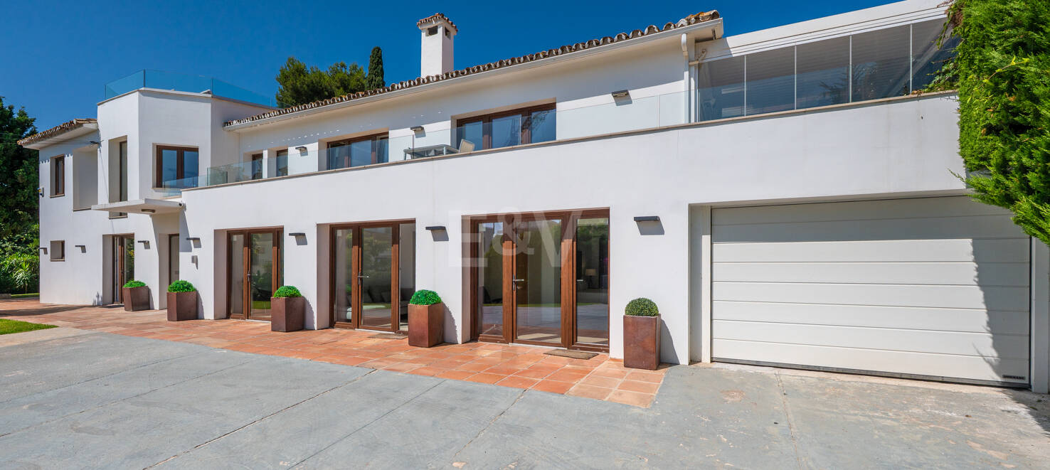 Beautiful 8-Bedroom Beachside Villa - Perfect Family Residence with Excellent Rental Potential