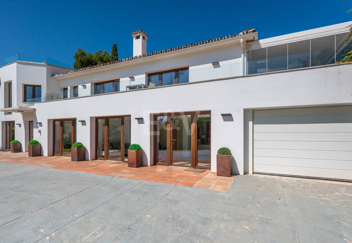 Vacker 8 sovrum Beachside Villa Perfekt familjebostad med utmärkt uthyrningspotential