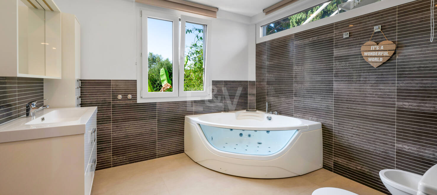 Beautiful 8-Bedroom Beachside Villa - Perfect Family Residence with Excellent Rental Potential