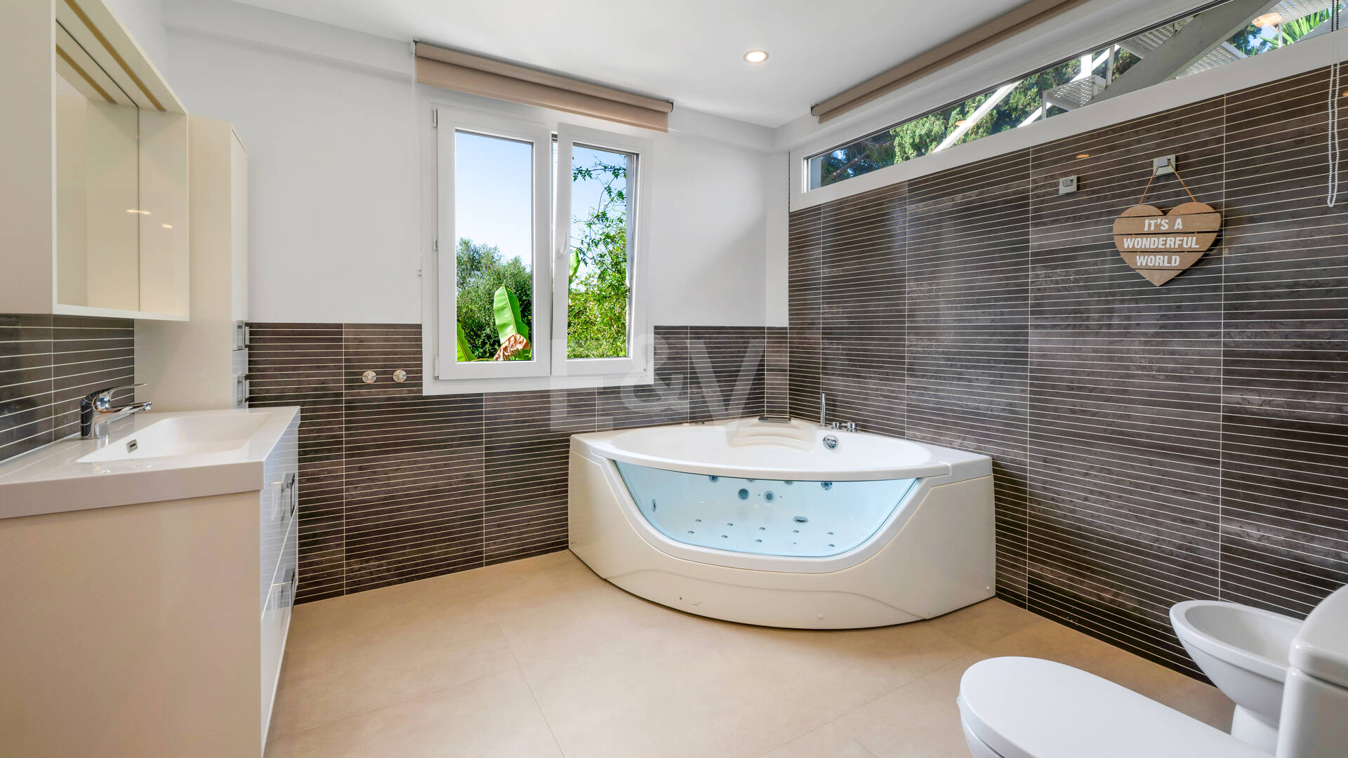 Piękna 8- Sypialnia Beachside Villa - Perfect Family Residence z doskonałym potencjałem wynajmu