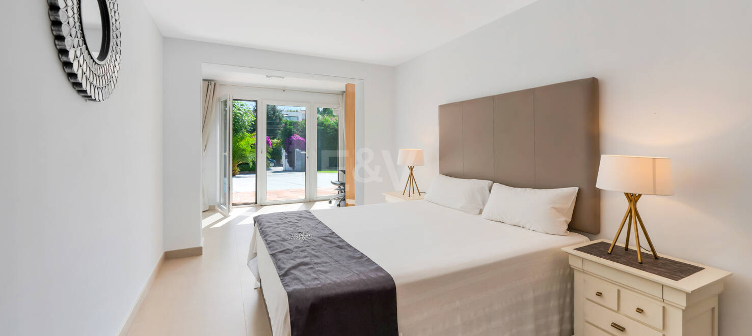 Beautiful 8-Bedroom Beachside Villa - Perfect Family Residence with Excellent Rental Potential