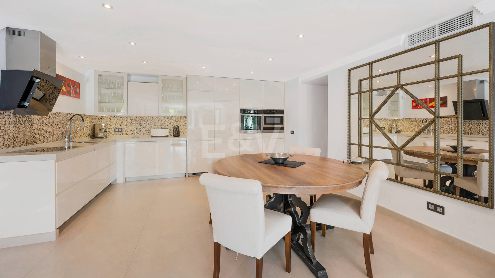 Vacker 8 sovrum Beachside Villa Perfekt familjebostad med utmärkt uthyrningspotential