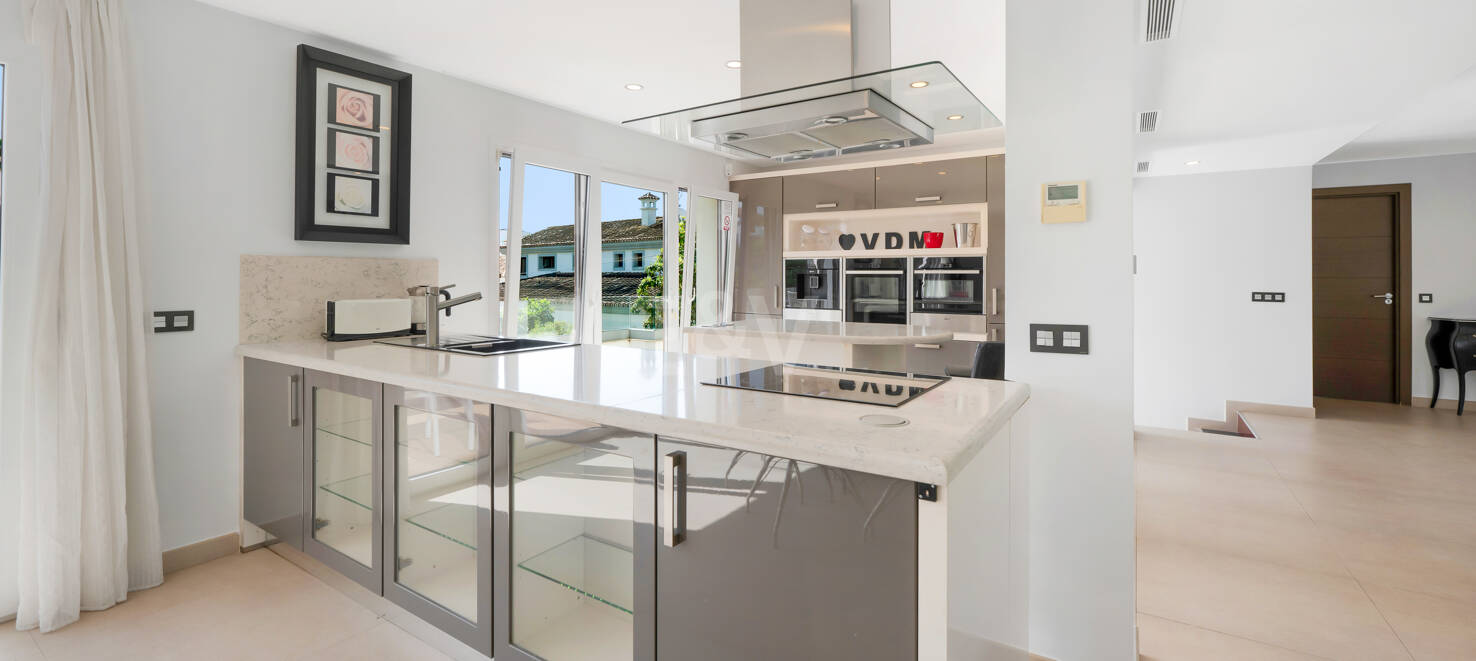 Beautiful 8-Bedroom Beachside Villa - Perfect Family Residence with Excellent Rental Potential