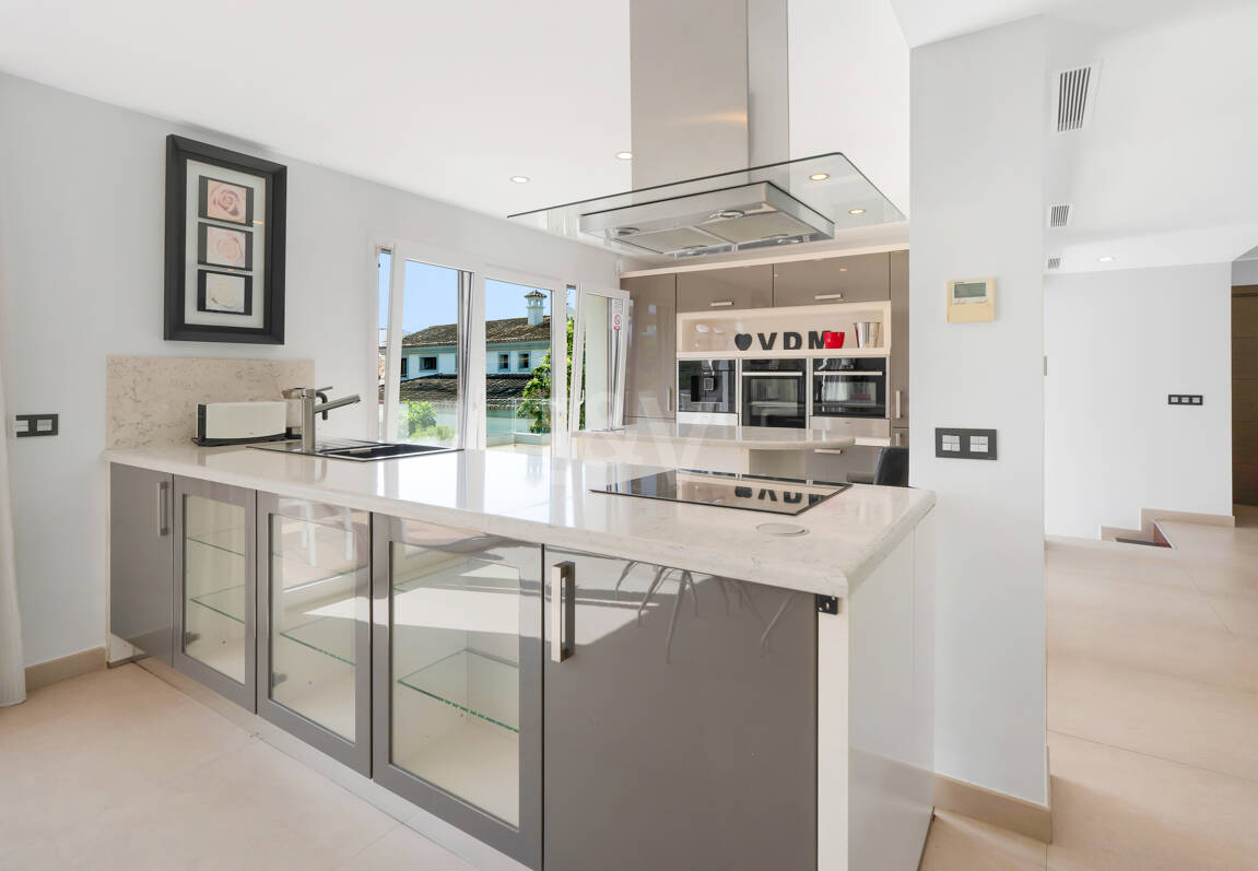 Vacker 8 sovrum Beachside Villa Perfekt familjebostad med utmärkt uthyrningspotential