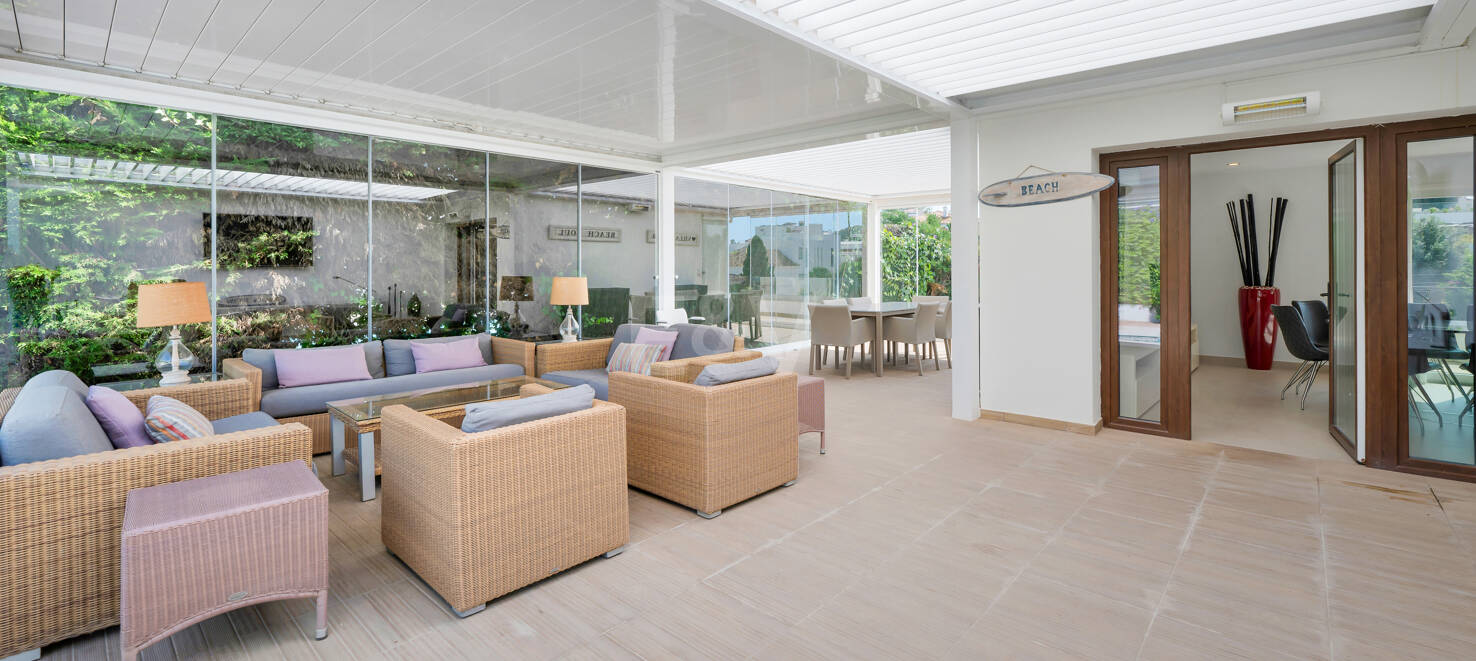Beautiful 8-Bedroom Beachside Villa - Perfect Family Residence with Excellent Rental Potential