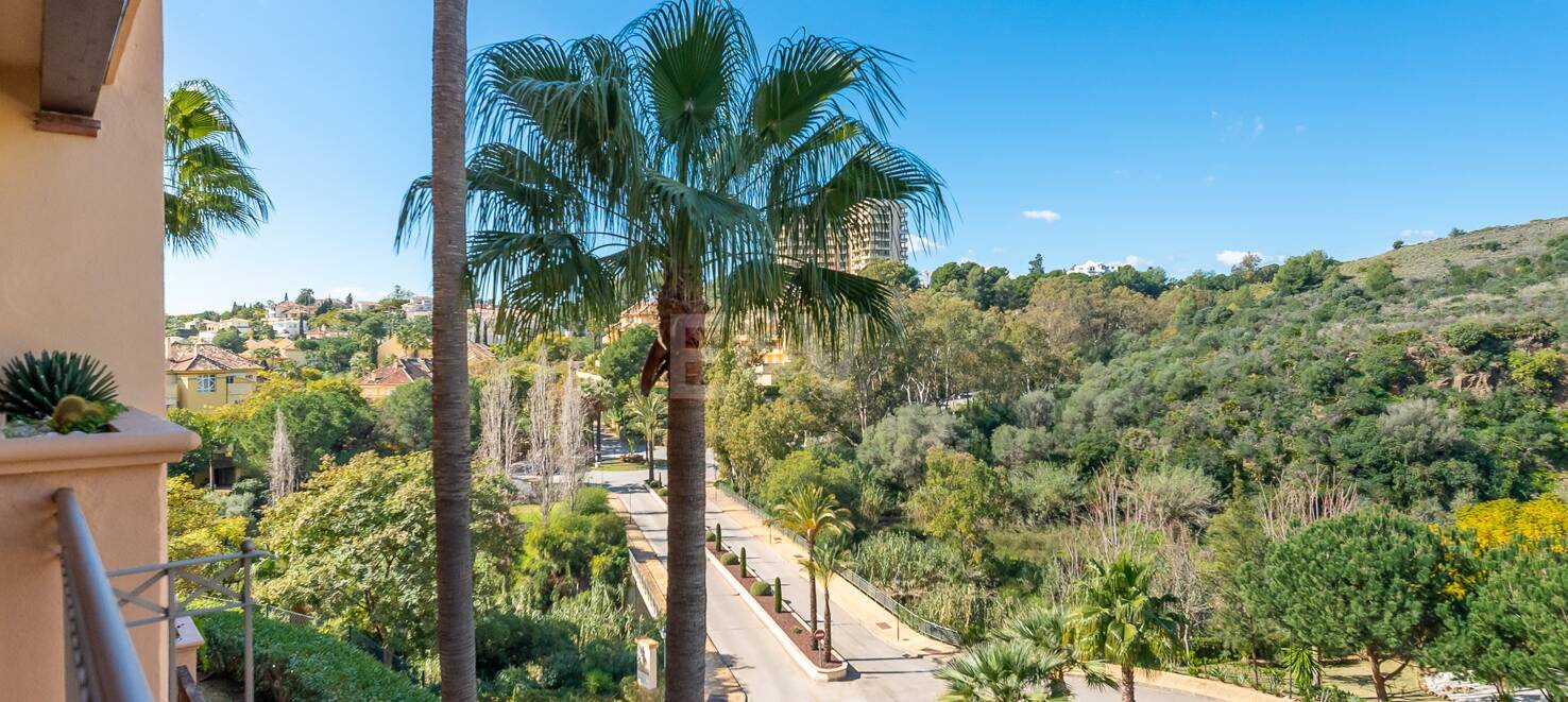 Luxury two-bedroom apartment in Altamira, Rio Real, available for long-term rental