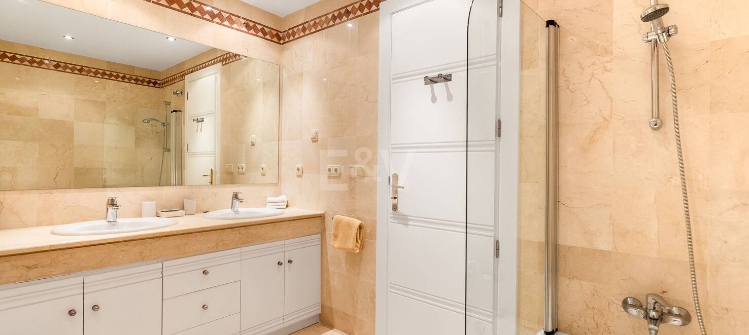 Luxury two-bedroom apartment in Altamira, Rio Real, available for long-term rental