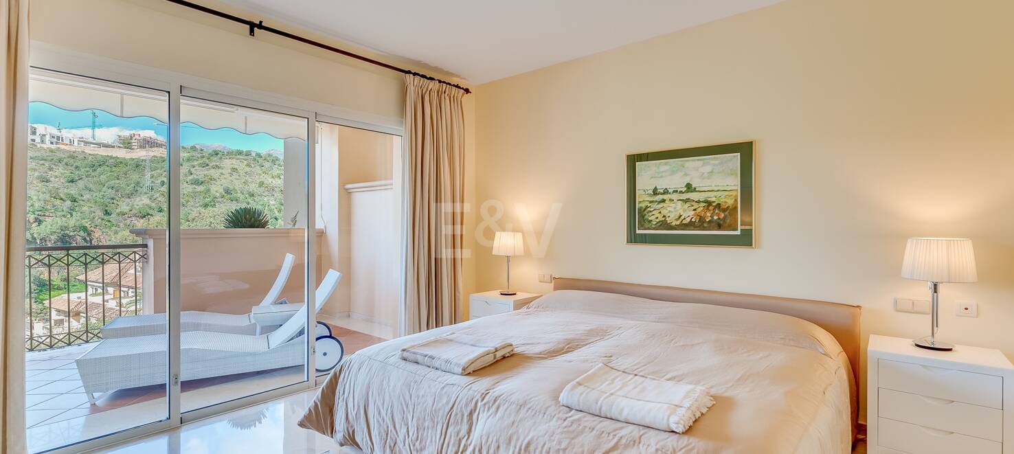 Luxury two-bedroom apartment in Altamira, Rio Real, available for long-term rental