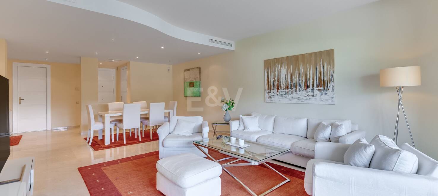 Luxury two-bedroom apartment in Altamira, Rio Real, available for long-term rental