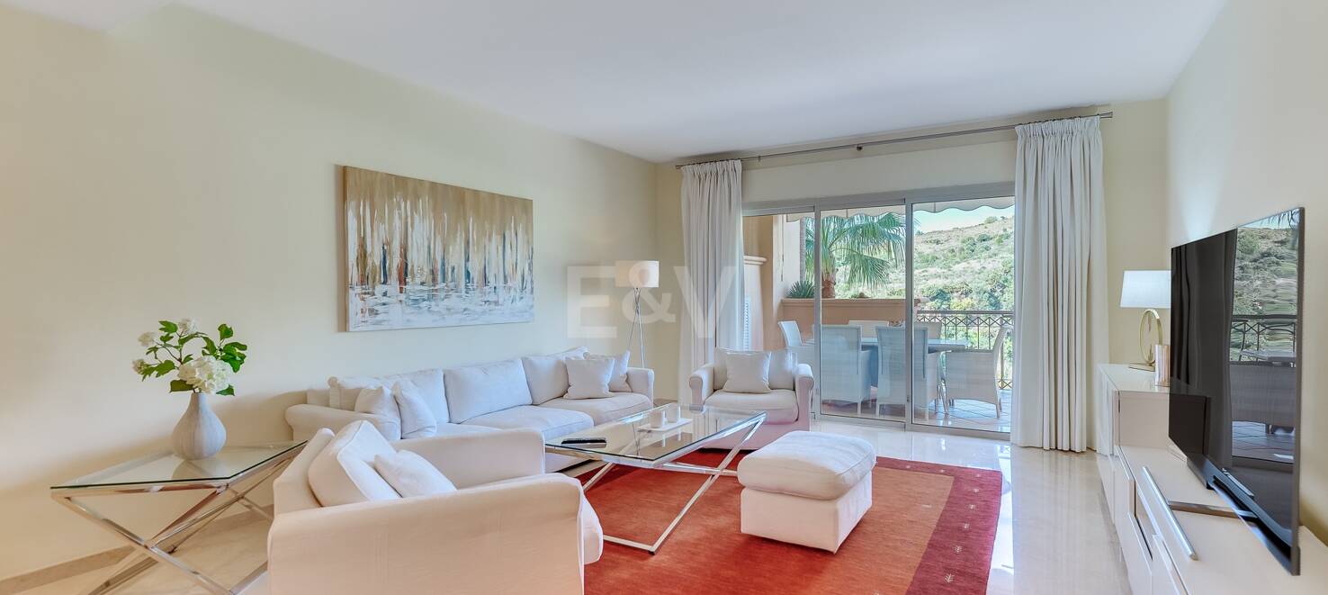 Luxury two-bedroom apartment in Altamira, Rio Real, available for long-term rental