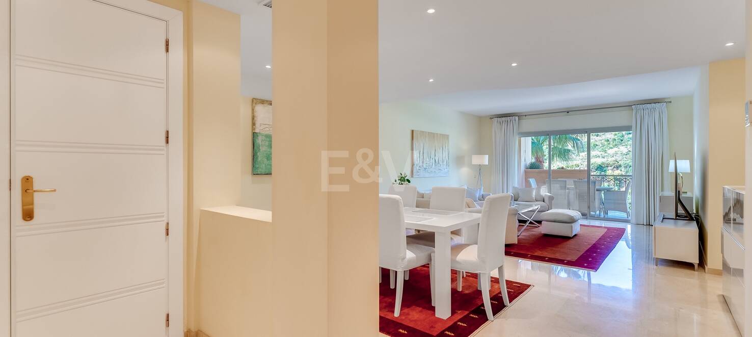 Luxury two-bedroom apartment in Altamira, Rio Real, available for long-term rental