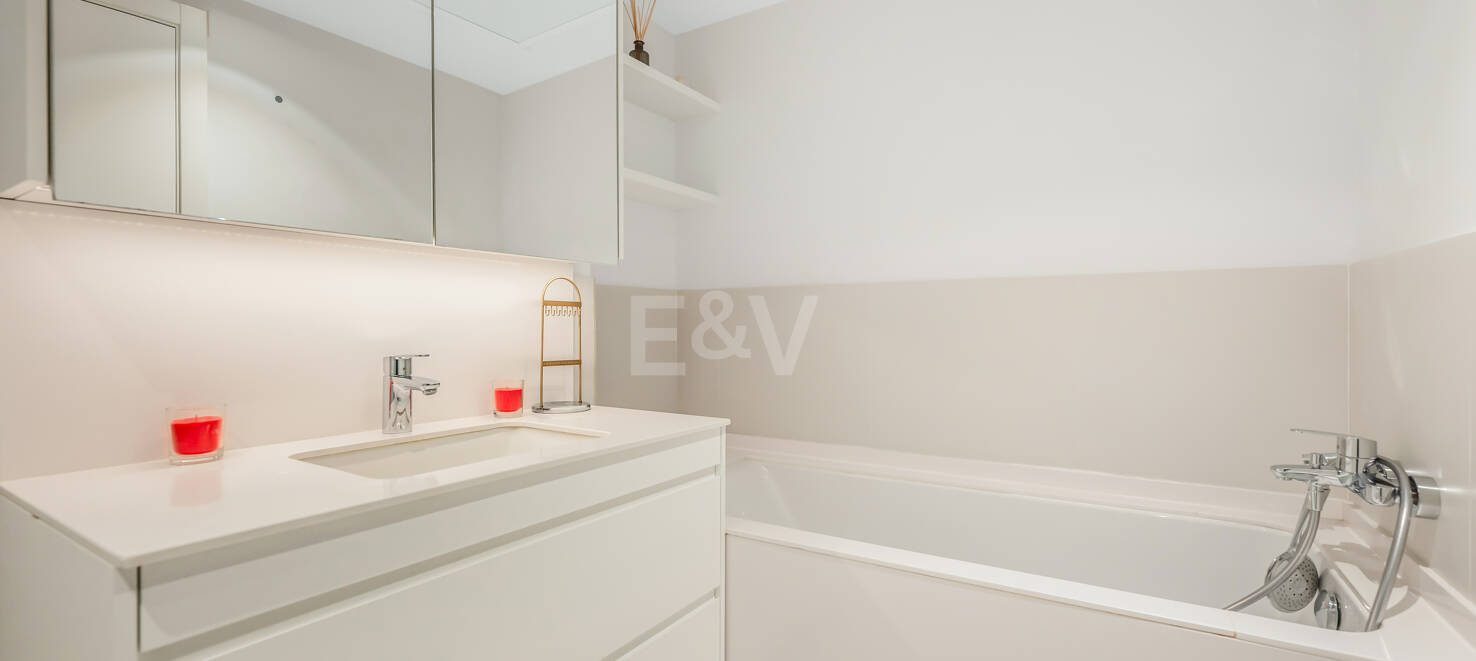 Nadmorski narożny apartament z rozległym ogrodem w prestiżowej zamkniętej społeczności