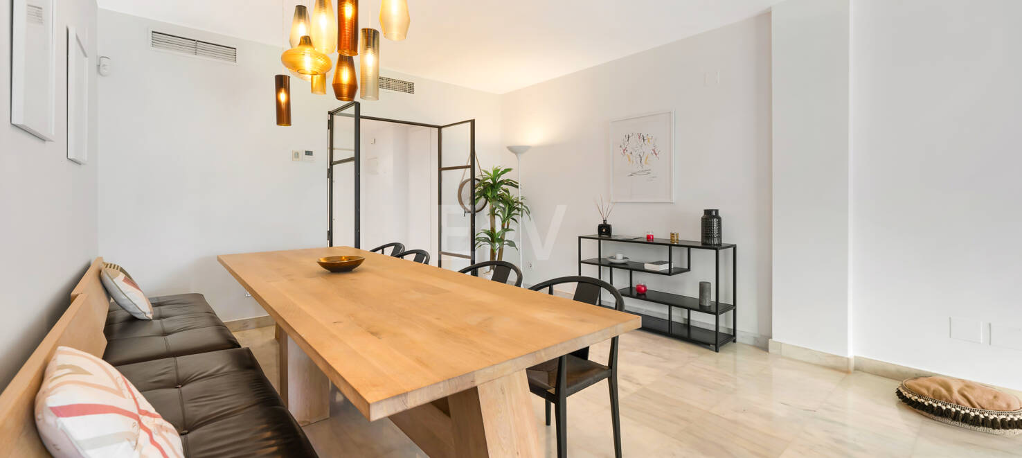 Nadmorski narożny apartament z rozległym ogrodem w prestiżowej zamkniętej społeczności