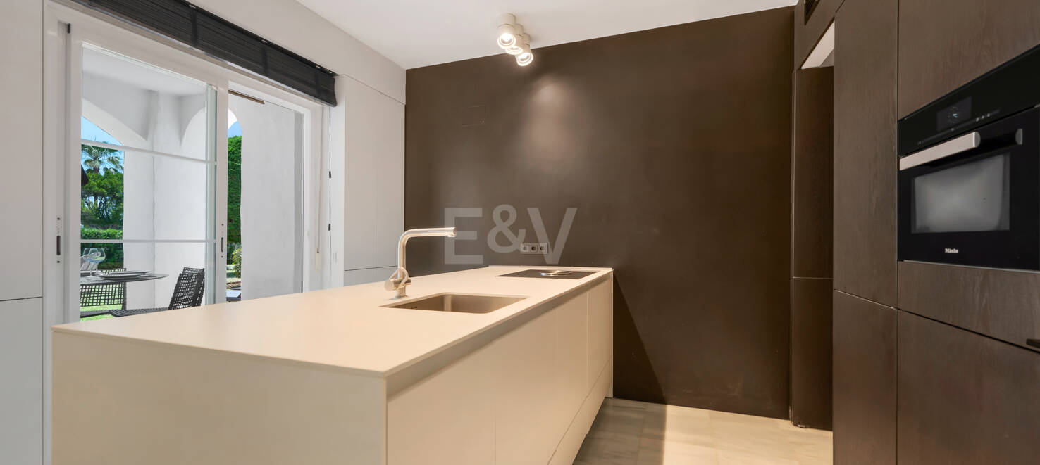 Nadmorski narożny apartament z rozległym ogrodem w prestiżowej zamkniętej społeczności