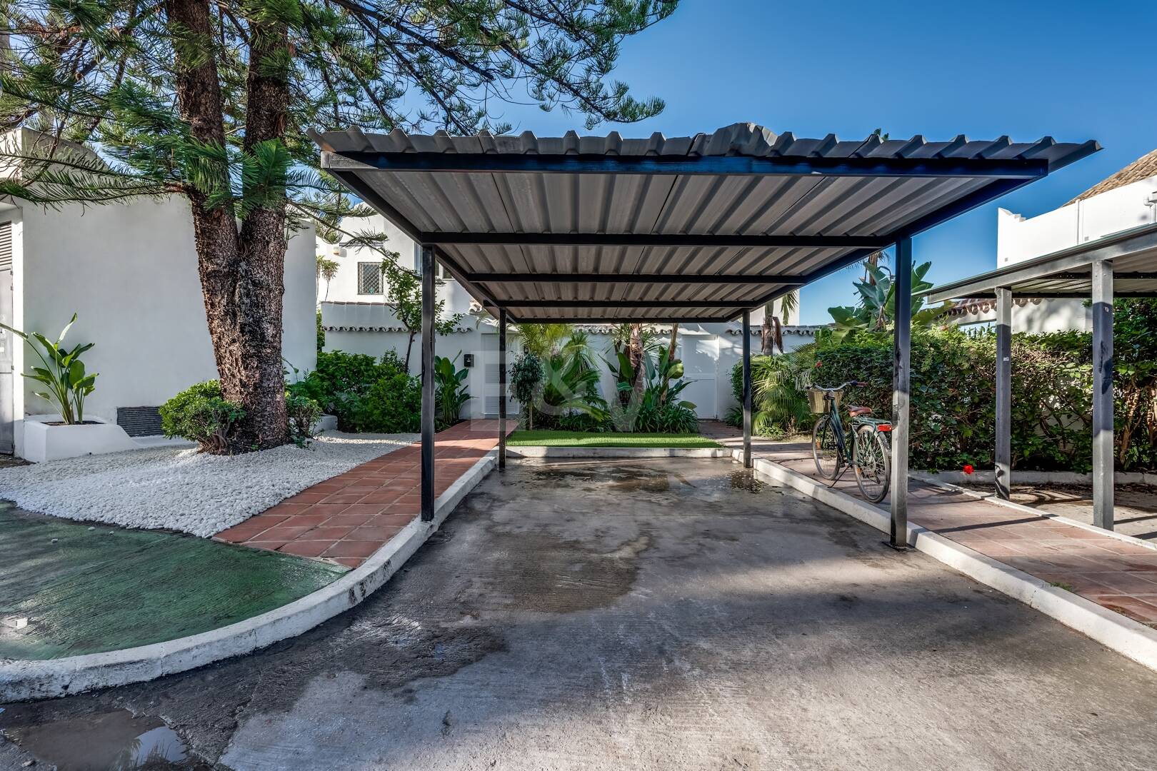 Semi-Detached House close to All Amenities