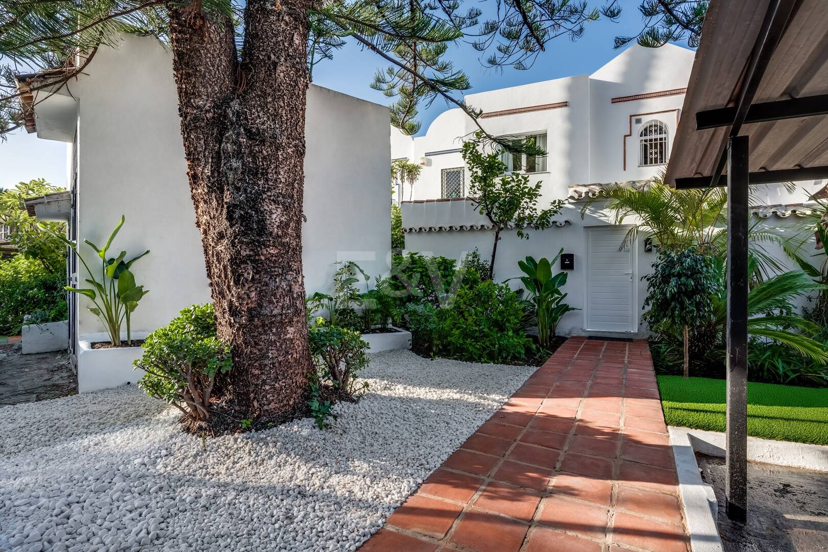 Semi-Detached House close to All Amenities