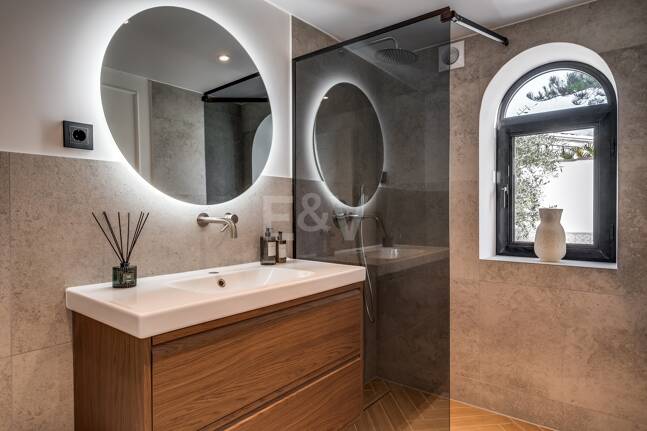 Semi-Detached House close to All Amenities