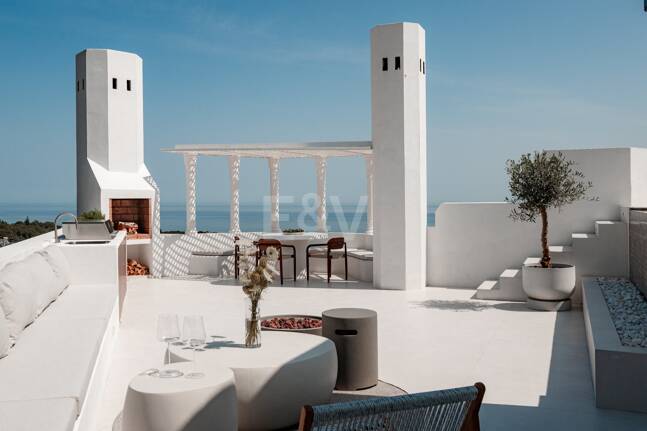 Modern Penthouse with Sea Views and Rooftop Pool on Marbella's Golden Mile