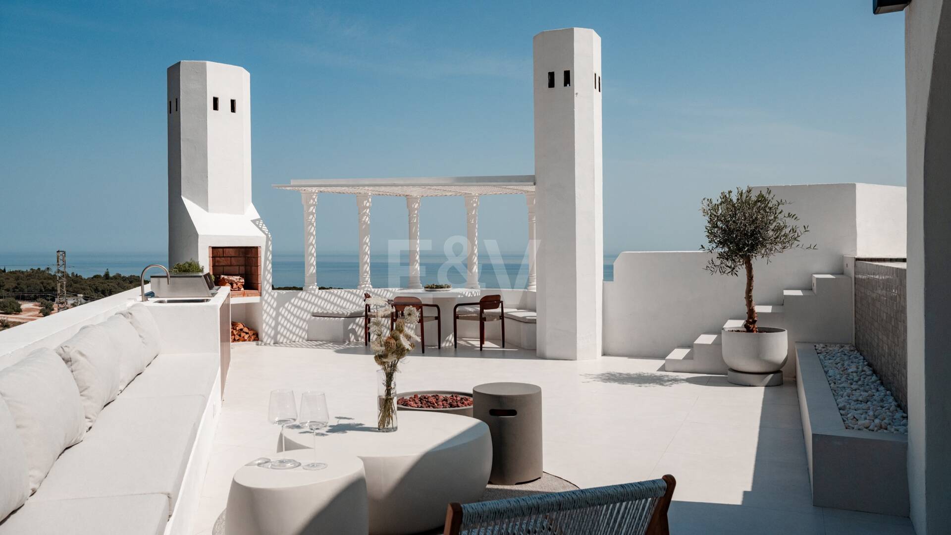 Modern Penthouse with Sea Views and Rooftop Pool on Marbella's Golden Mile