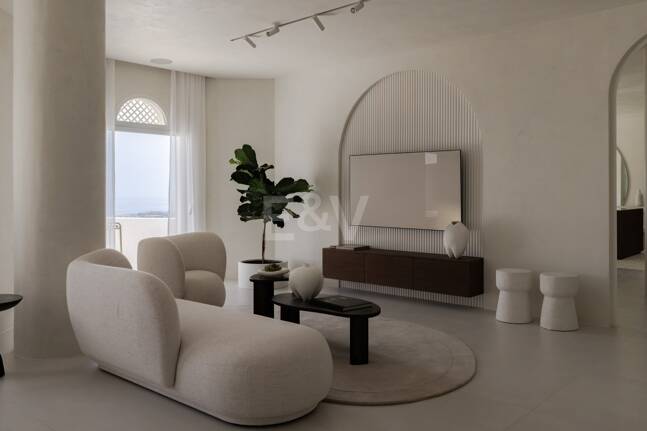 Modern Penthouse with Sea Views and Rooftop Pool on Marbella's Golden Mile