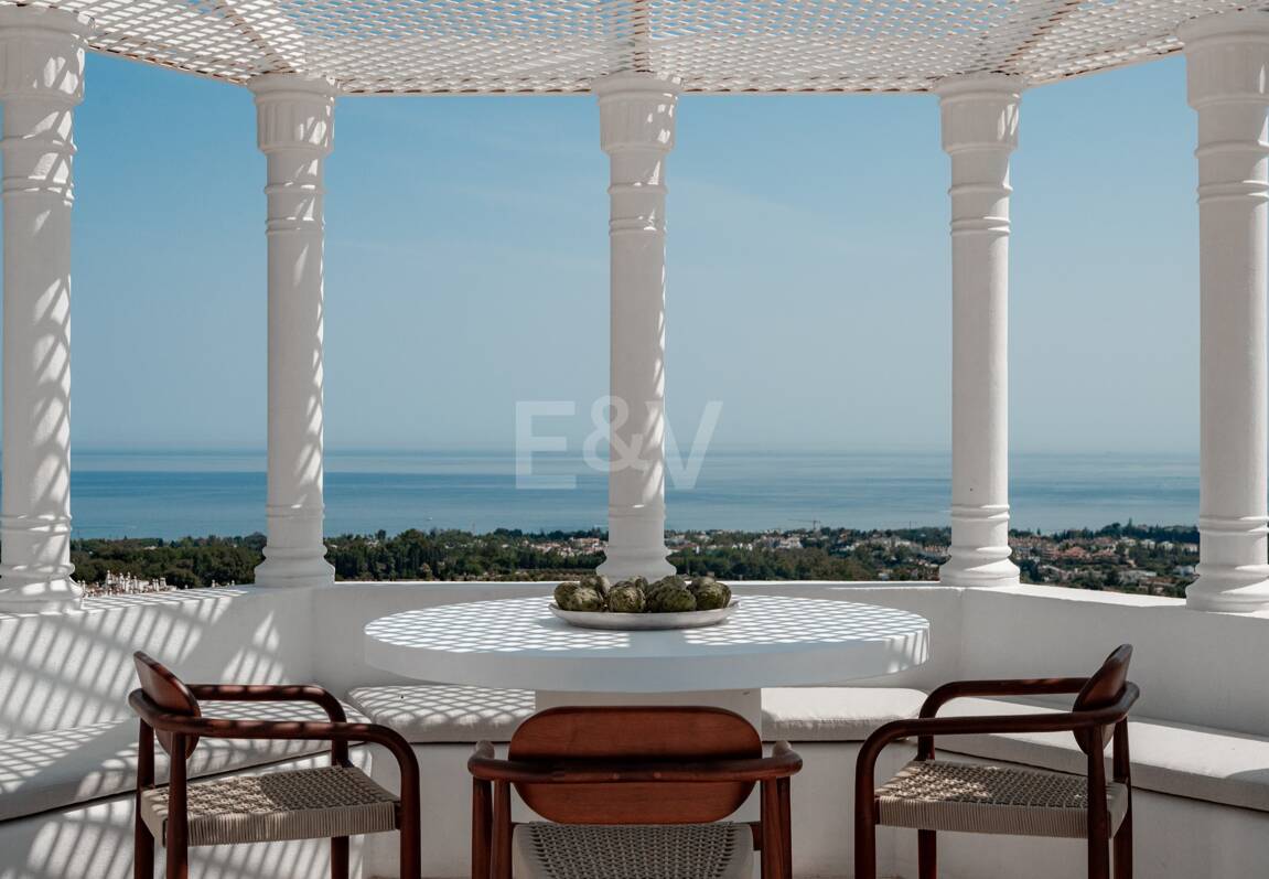 Modern Penthouse with Sea Views and Rooftop Pool on Marbella's Golden Mile