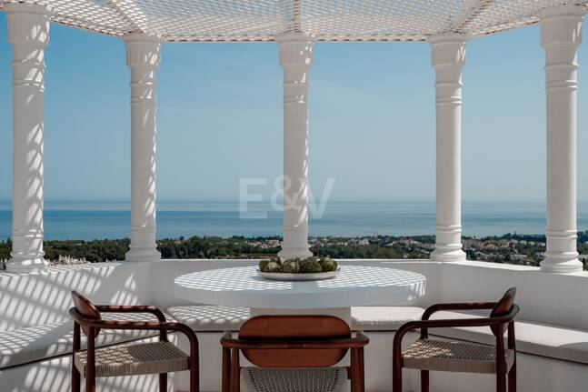 Modern Penthouse with Sea Views and Rooftop Pool on Marbella's Golden Mile