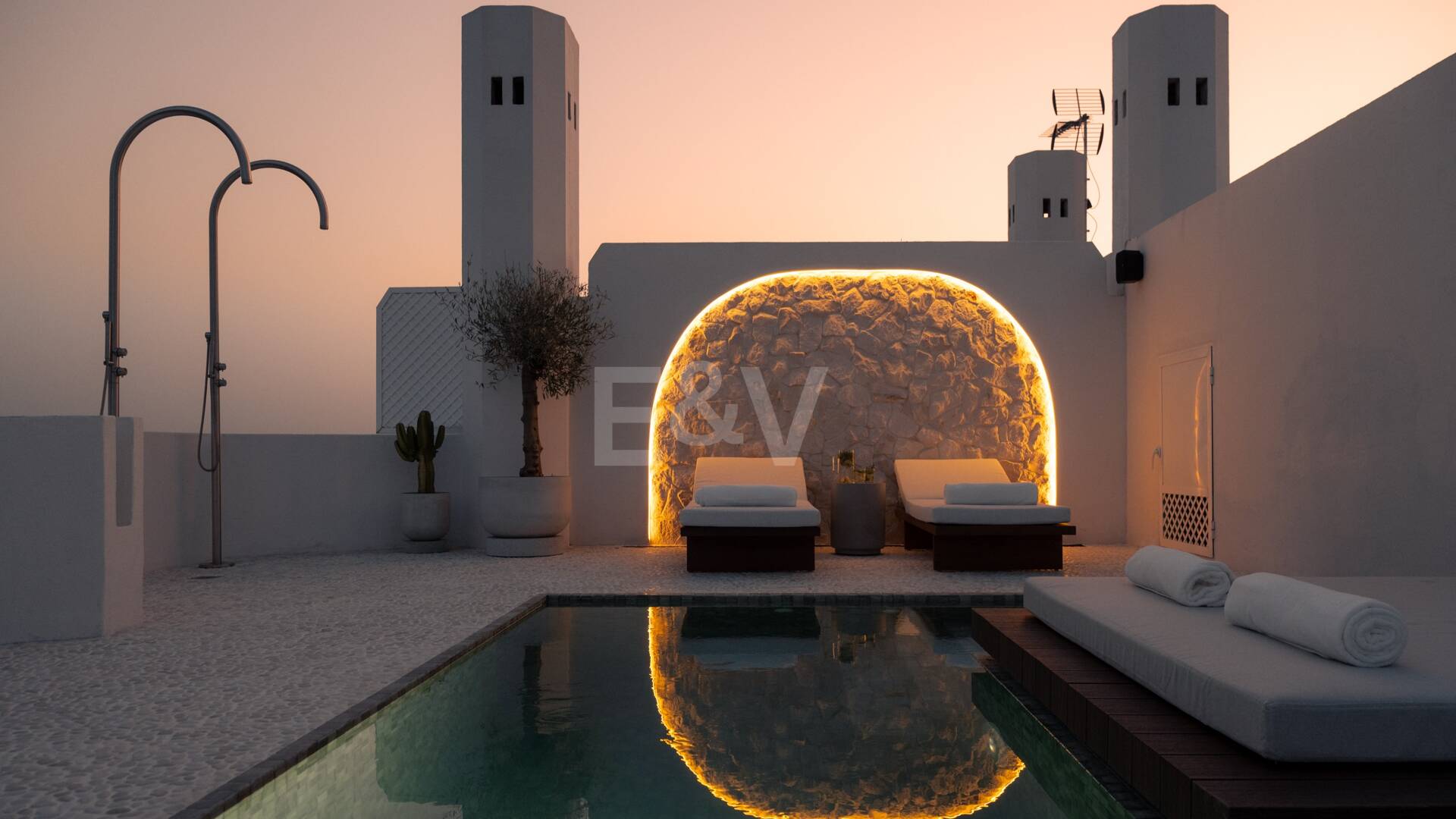 Modern Penthouse with Sea Views and Rooftop Pool on Marbella's Golden Mile