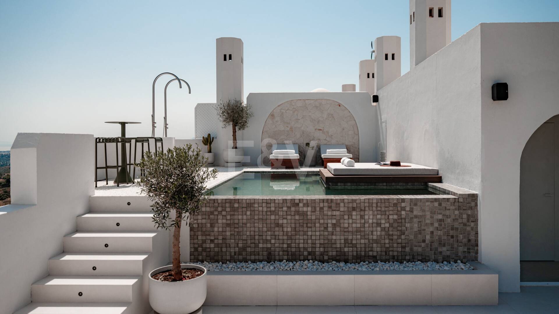 Modern Penthouse with Sea Views and Rooftop Pool on Marbella's Golden Mile