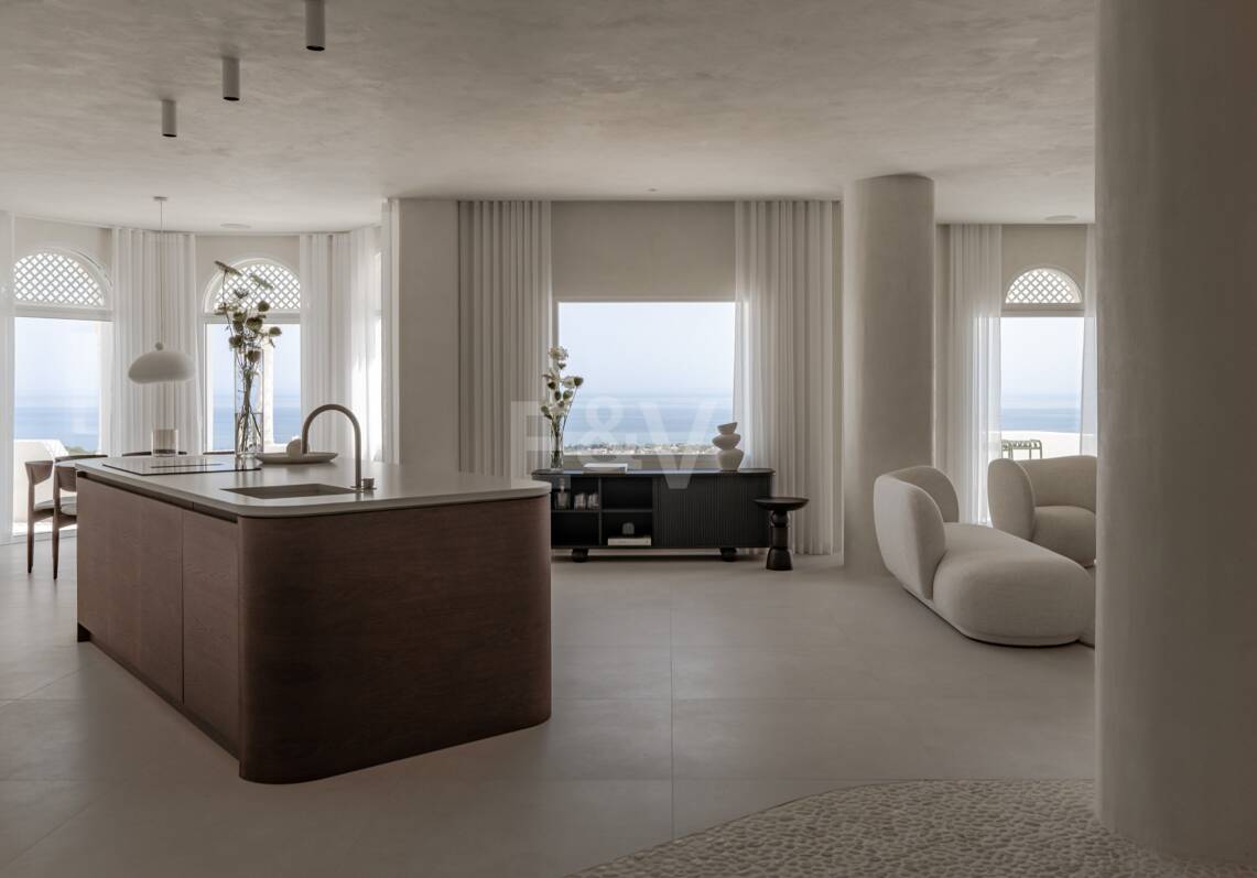 Penthouse moderne avec vue sur la mer et piscine de toit sur le Golden Mile de Marbella