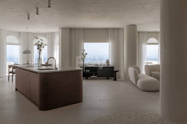 Modern Penthouse with Sea Views and Rooftop Pool on Marbella's Golden Mile