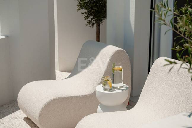 Modern Penthouse with Sea Views and Rooftop Pool on Marbella's Golden Mile