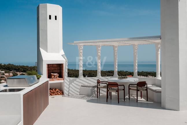 Modern Penthouse with Sea Views and Rooftop Pool on Marbella's Golden Mile