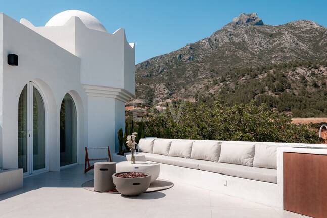 Modern Penthouse with Sea Views and Rooftop Pool on Marbella's Golden Mile