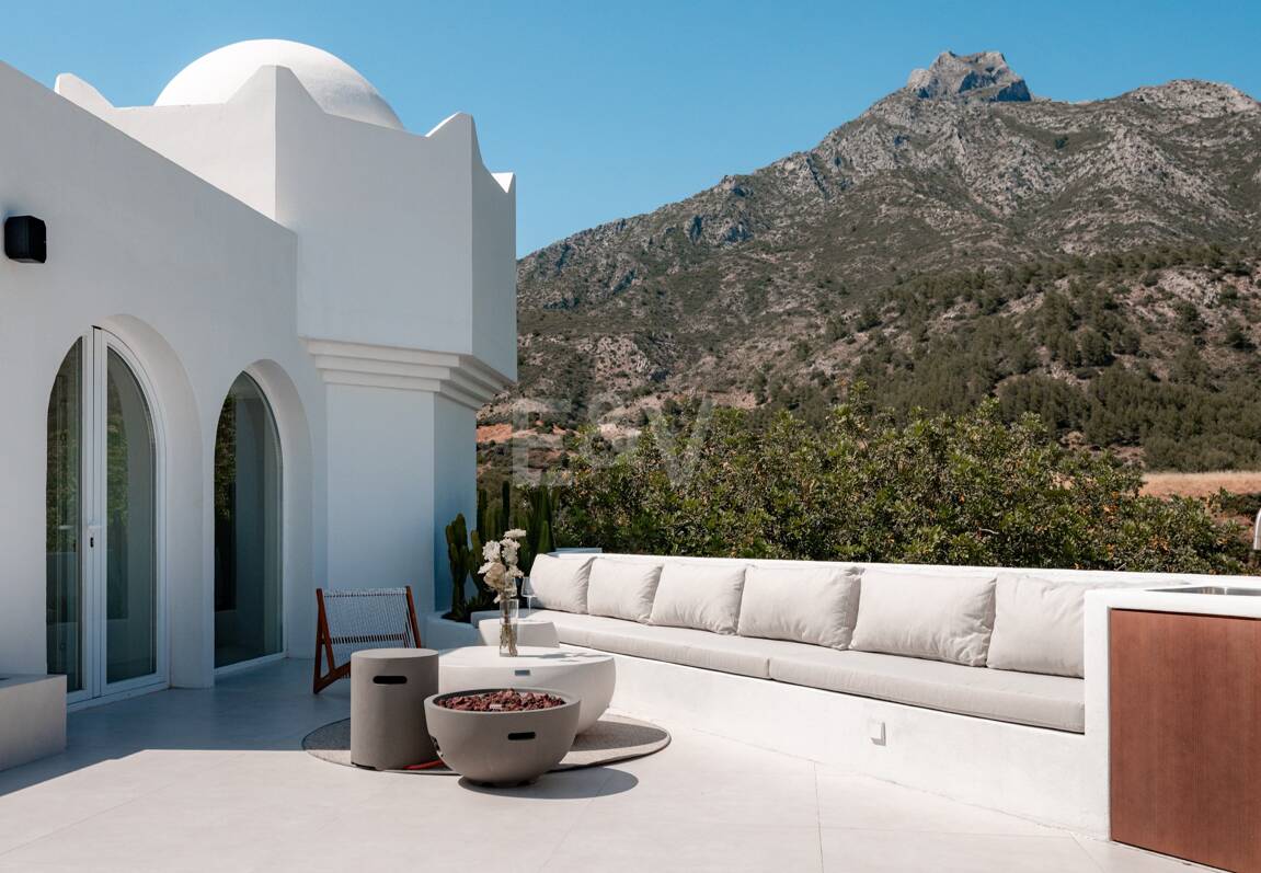 Modern Penthouse with Sea Views and Rooftop Pool on Marbella's Golden Mile