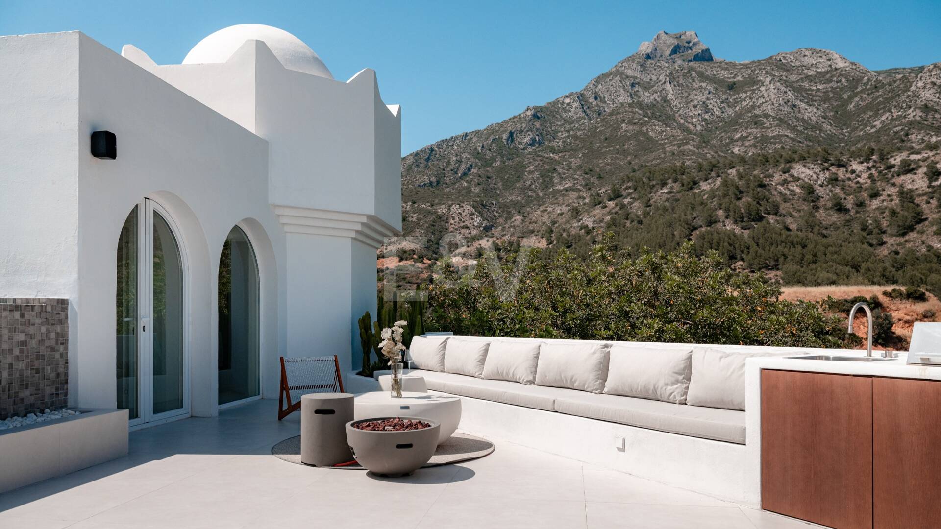 Modern Penthouse with Sea Views and Rooftop Pool on Marbella's Golden Mile