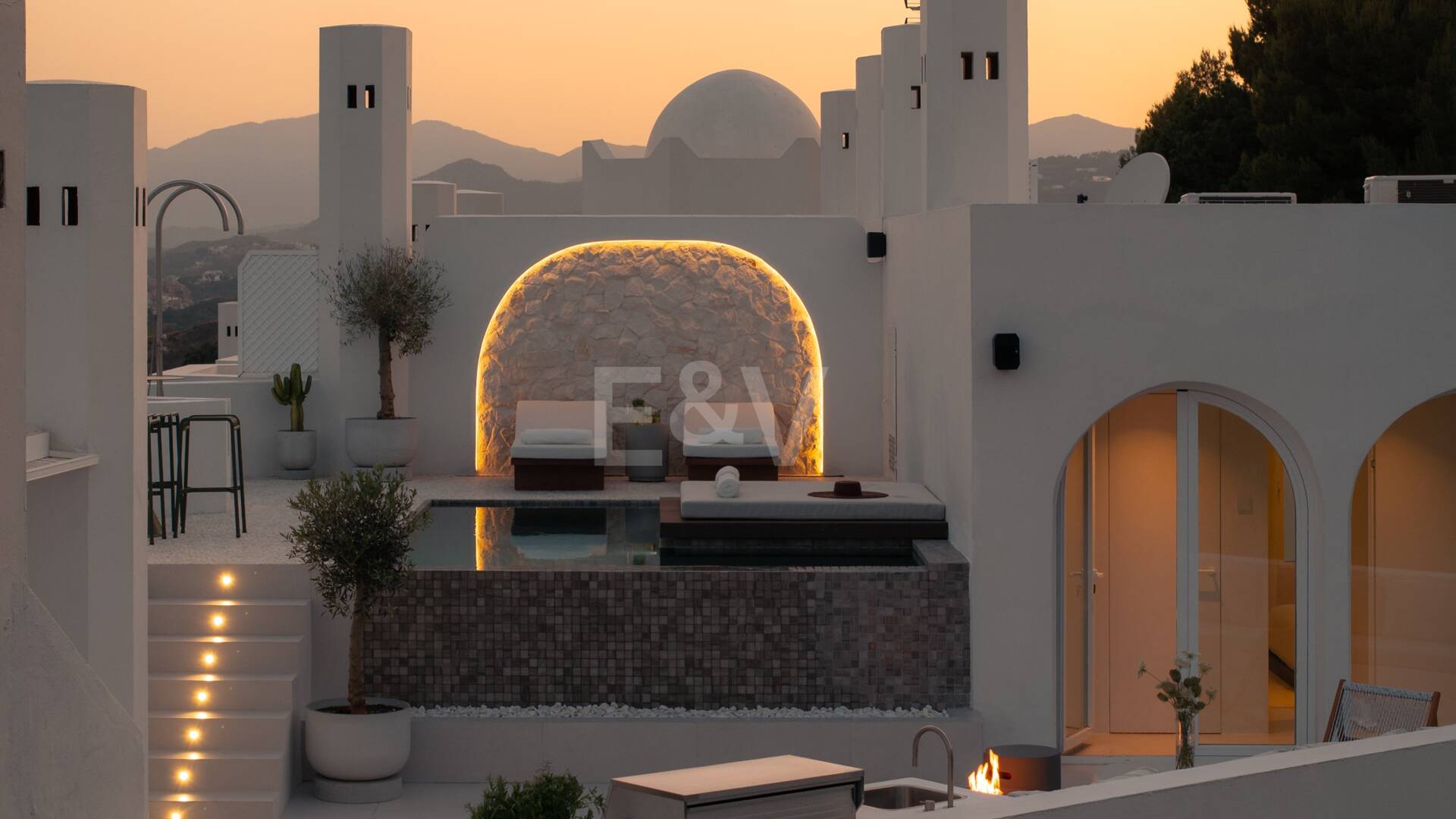 Modern Penthouse with Sea Views and Rooftop Pool on Marbella's Golden Mile