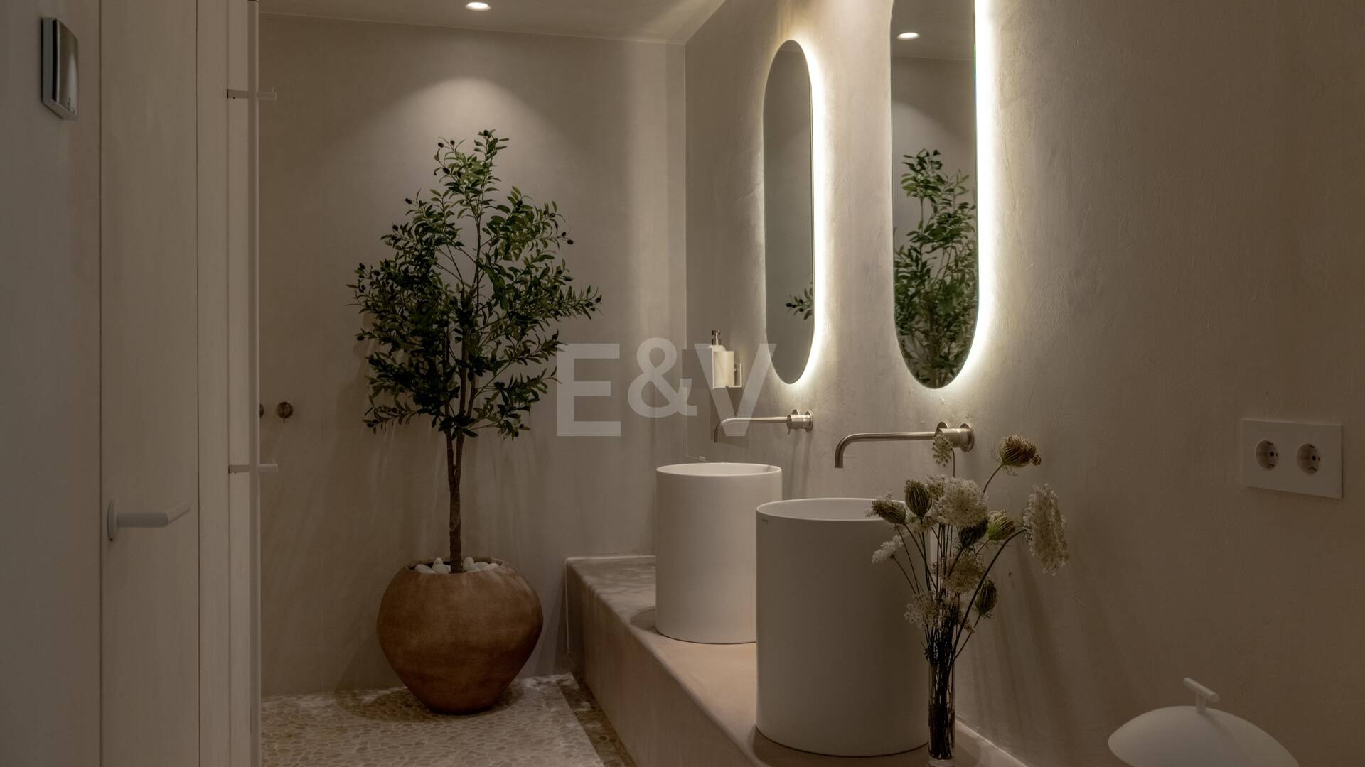 Modern Penthouse with Sea Views and Rooftop Pool on Marbella's Golden Mile