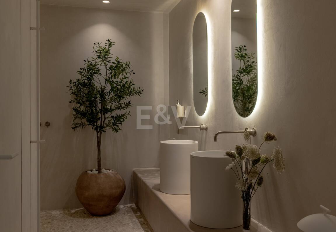 Modern Penthouse with Sea Views and Rooftop Pool on Marbella's Golden Mile