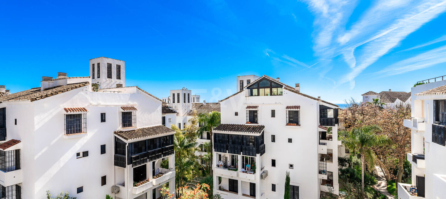 Impresionante propiedad en Elviria con terraza en la azotea y cerca de la playa
