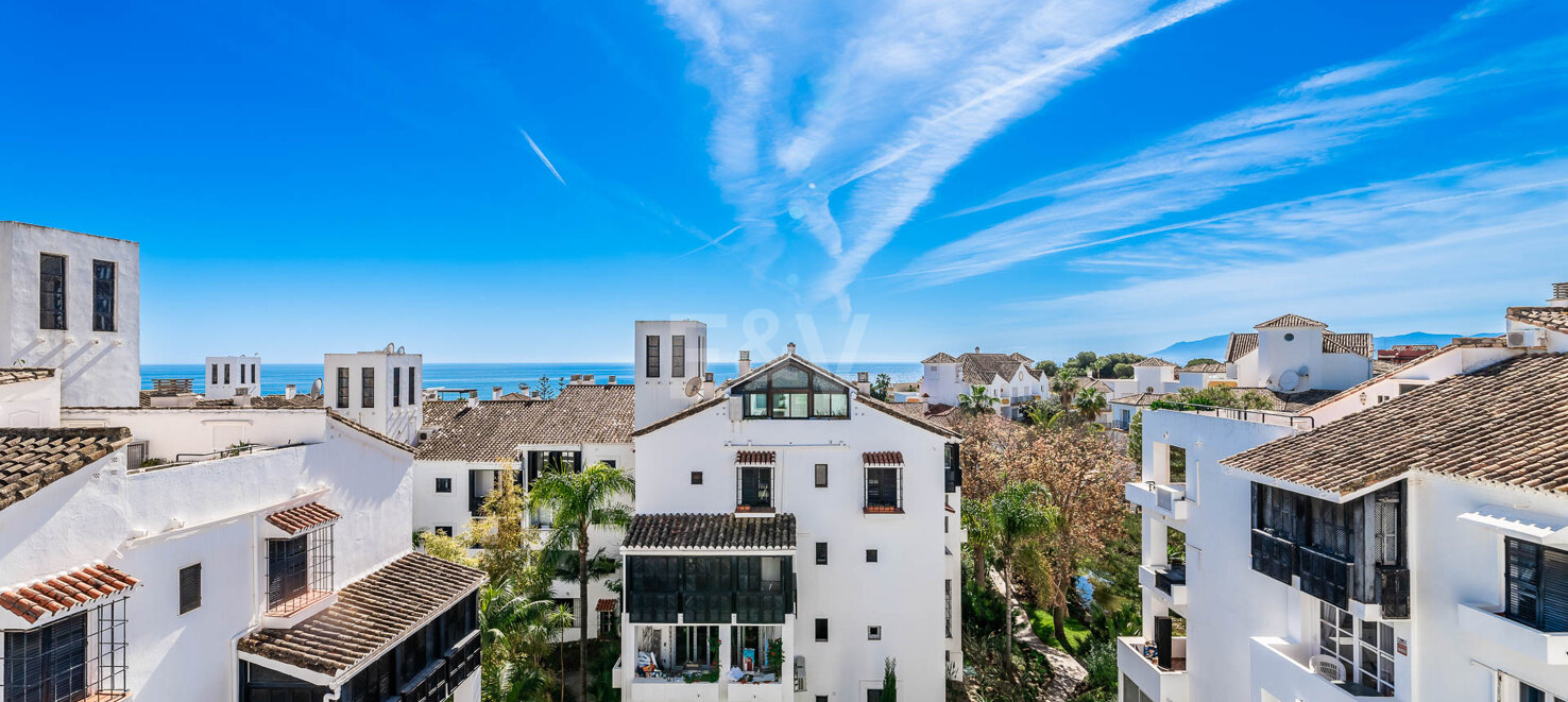 Impresionante propiedad en Elviria con terraza en la azotea y cerca de la playa