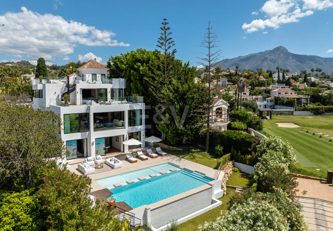 Espectacular Villa en 1ª línea de Golf con vistas panorámicas al mar