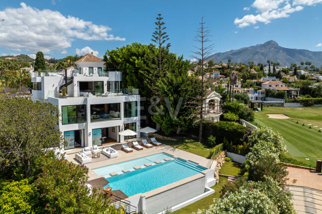 Espectacular Villa en 1ª línea de Golf con vistas panorámicas al mar
